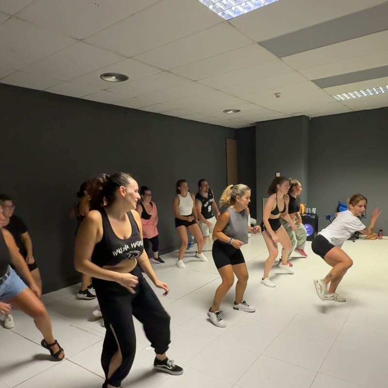 Sala llena durante una clase de reparto