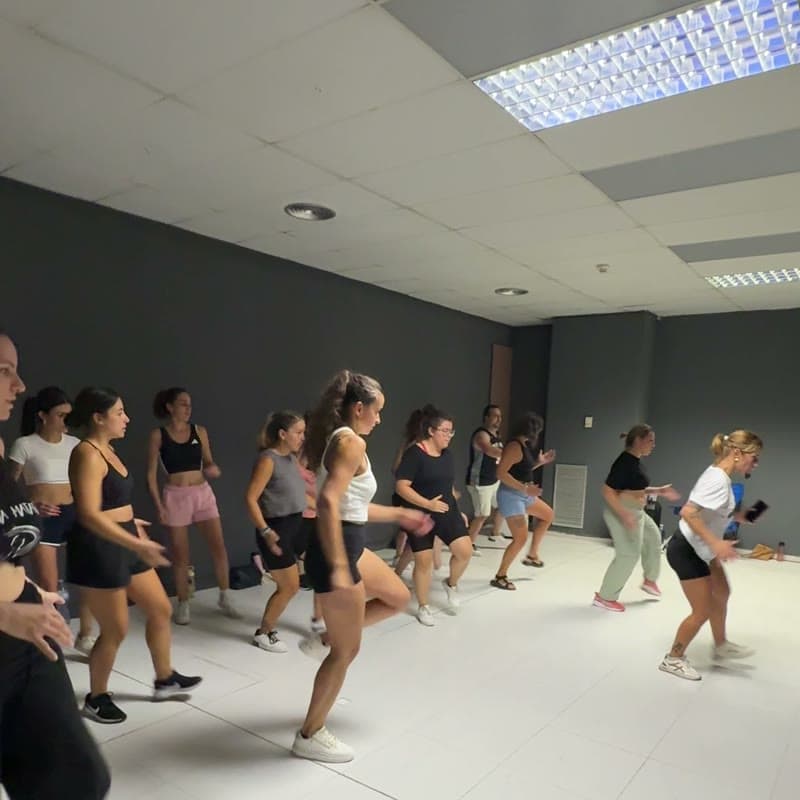 Grupo de reparto durante la clase