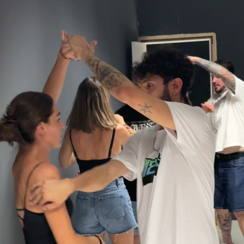 Parejas bailando bachata en la sala
